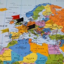 Ai Chatbots Declare Intention to Take Over the World, Geoffrey Hinton Says It's a Good Idea